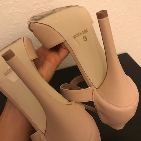 Beige pumps. - Picture 4 of 5